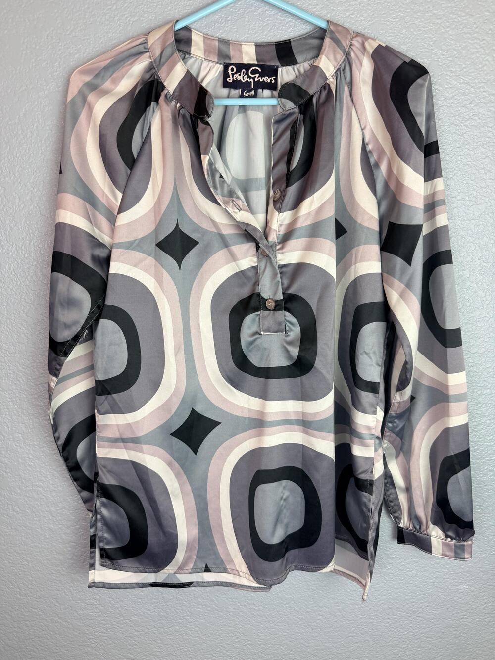 Lesley Evers Blouse Womens Small Gray Pink Geometric Satin Tunic Top Made USA